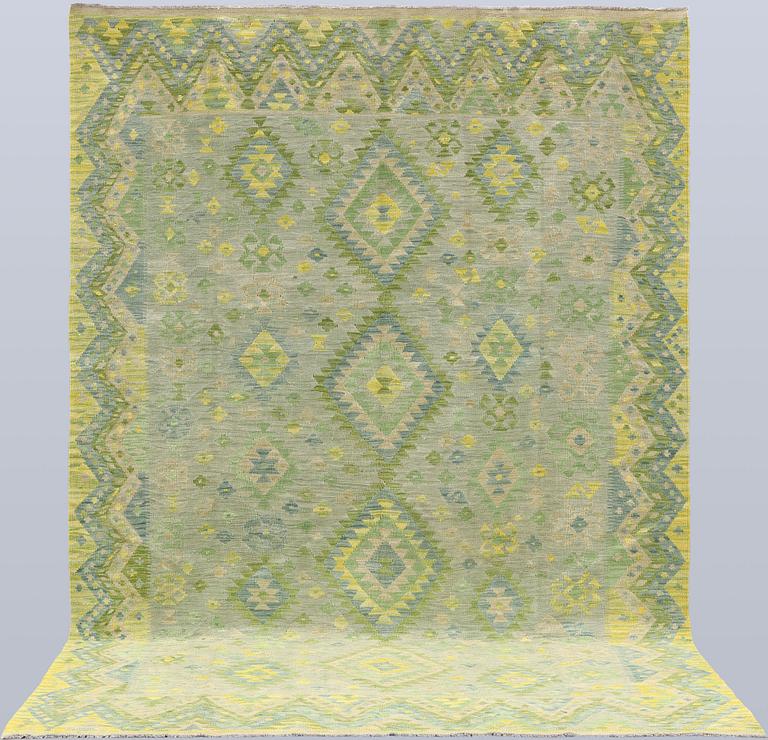 A Kilim carpet, 297 x 200 cm.