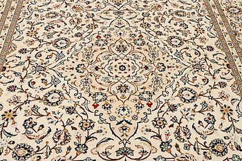 A part silk Kashan carpet, a. 353 x 244 cm.
