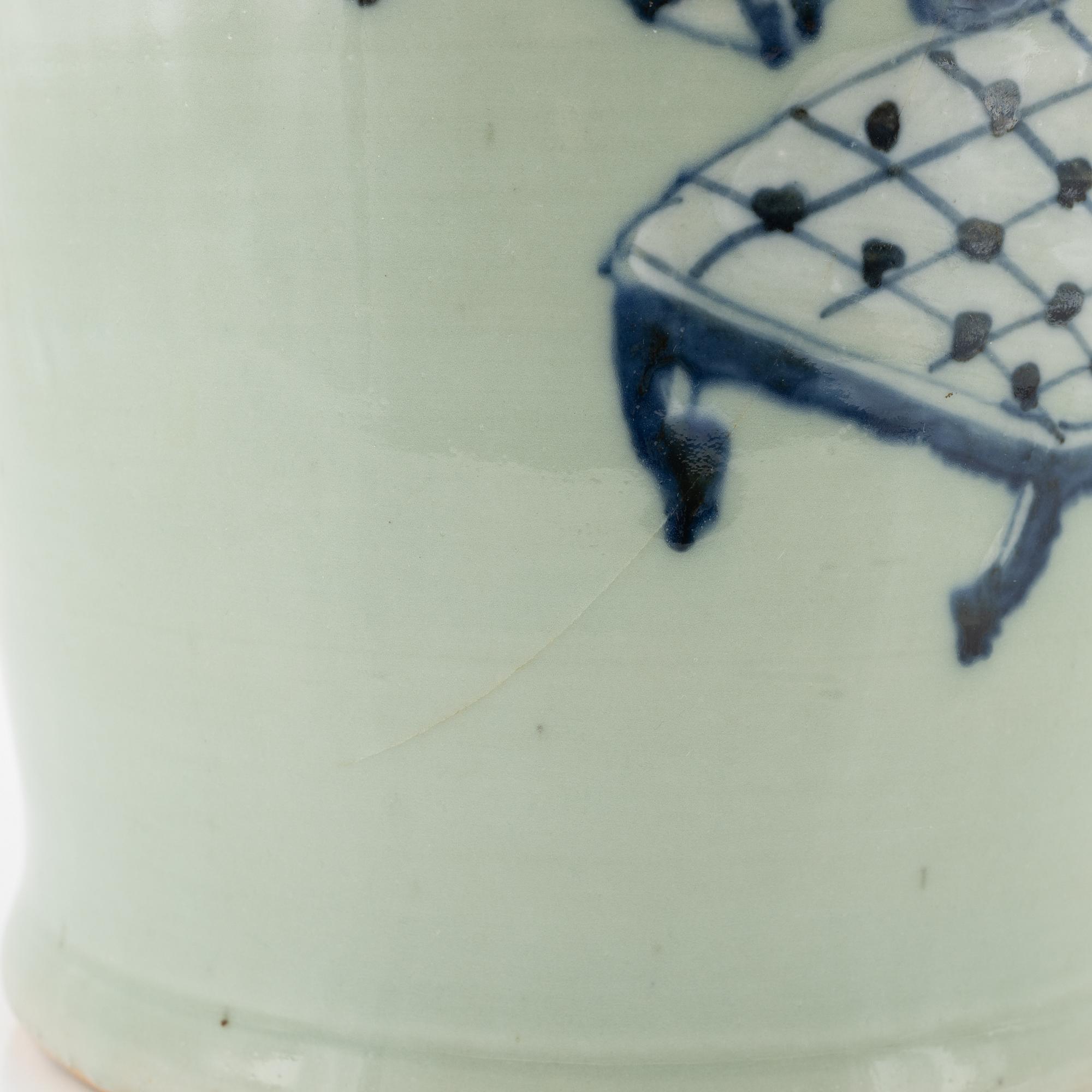 A Chinese porcelain vase, Qing dynasty, late 19th Century.