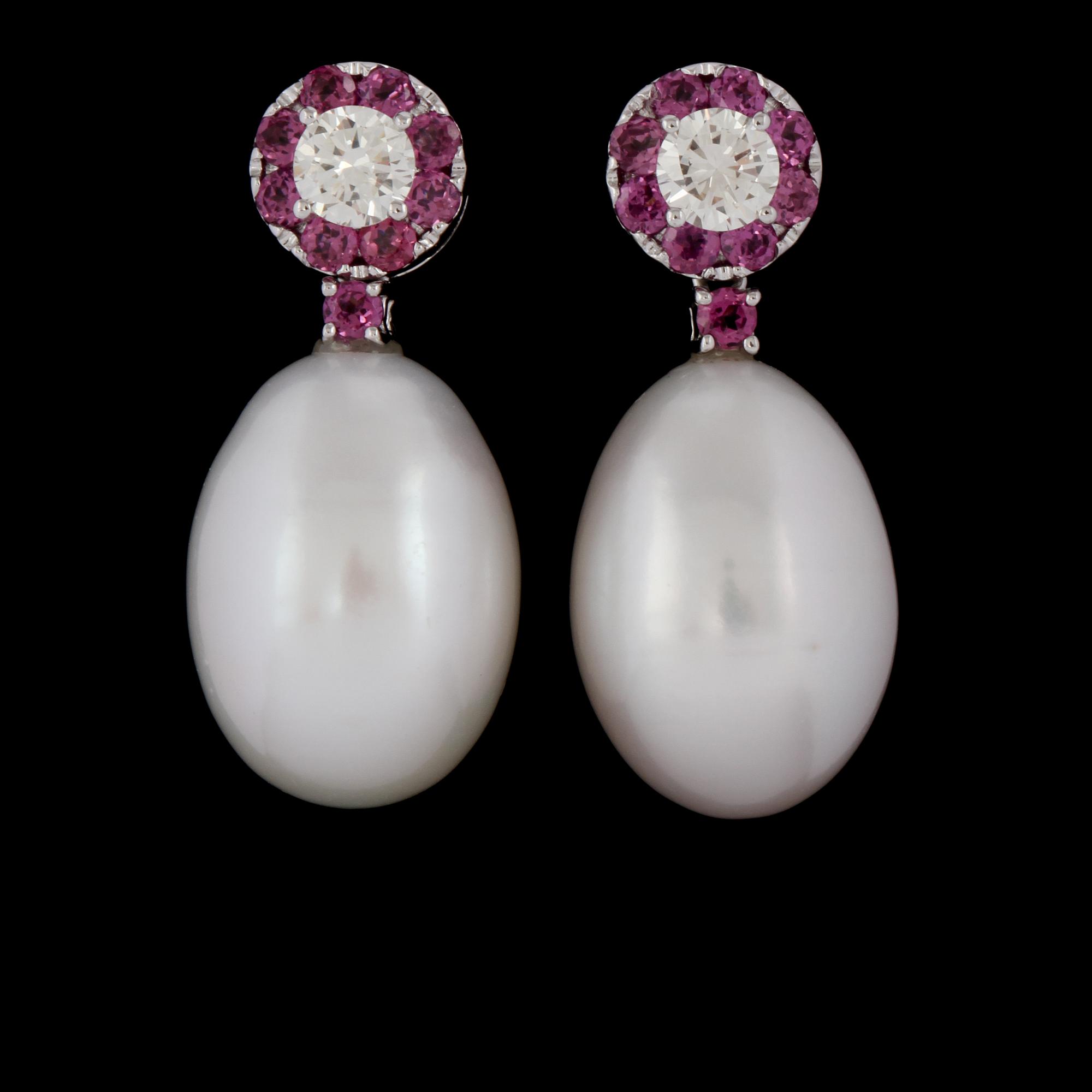 ÖRHÄNGEN, 18k vitguld med 2 briljantslipade diamanter 0.65 ct, 18 rosa granater 0,83 ct samt odlade pärlor. Vikt 4,7 g.