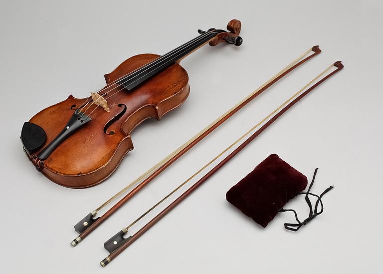FIOL med två stråkar, märkt "Alfred Brock Stockholm", 1900-talets början.