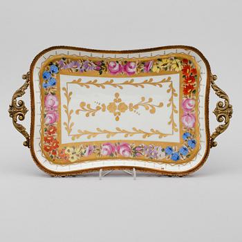 BRICKA, porslin, Limoges, Frankrike, 1900-talets första hälft.