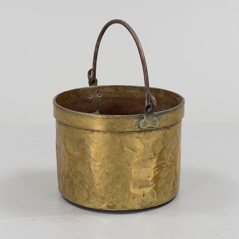 AN 18TH CENTURY BRASS CAULDRON.