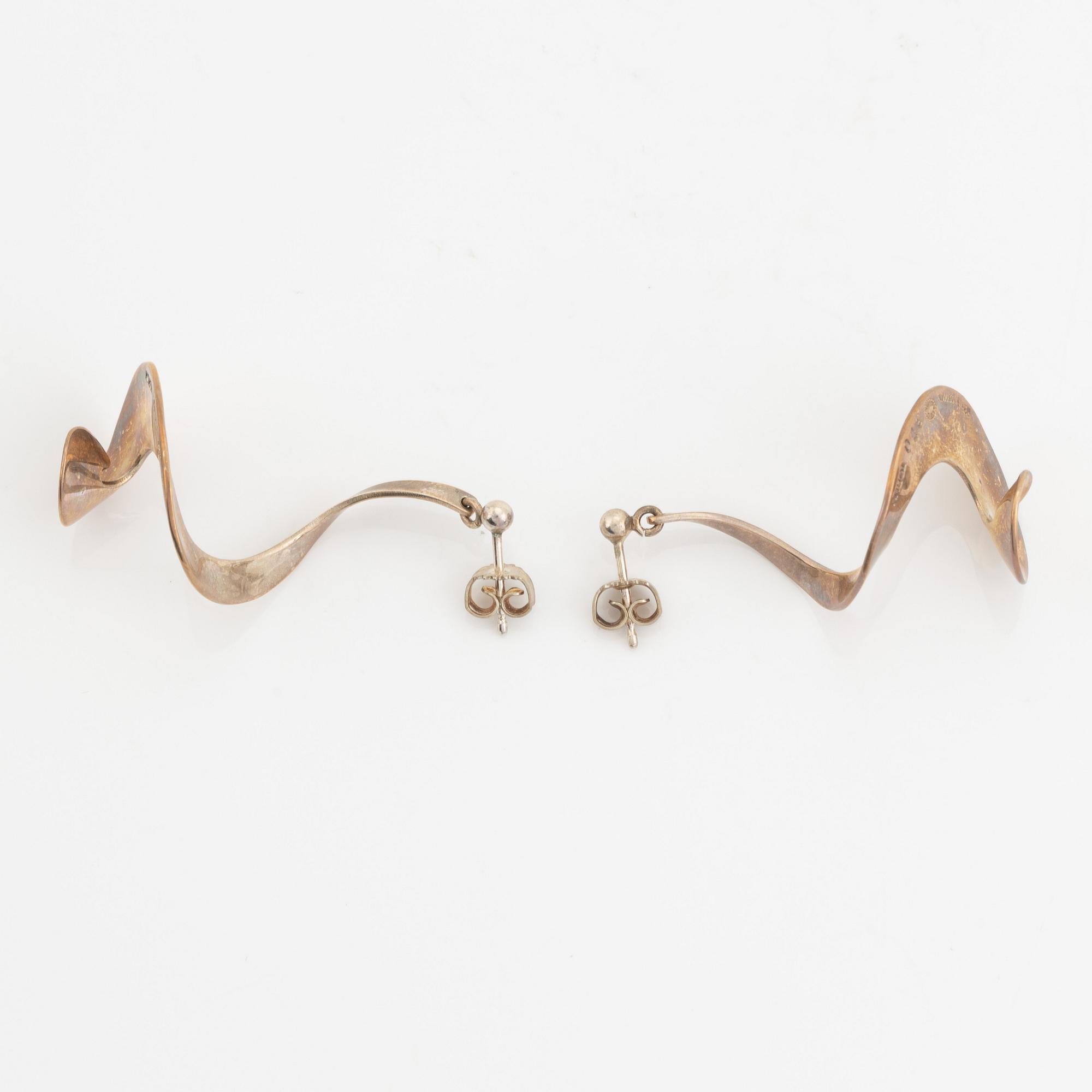 Vivianna Torun Bülow-Hübe, örhängen, "Möbius", sterlingsilver, Georg Jensen, Danmark.