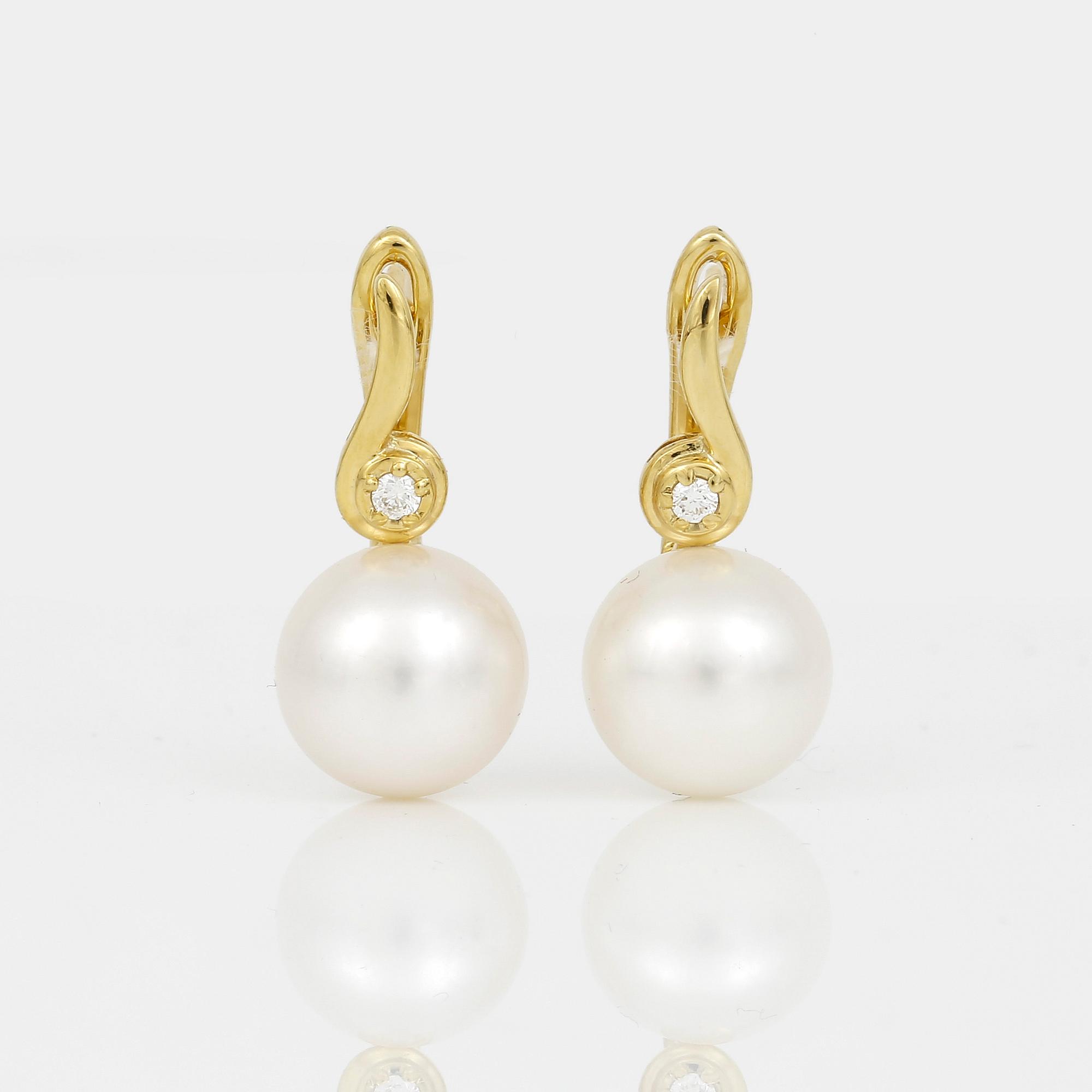 ÖRHÄNGEN, ett par, 14K guld med odlade saltvattenspärlor och briljantslipade diamanter tot ca 0,05 ct. Vikt ca 6,44 g.