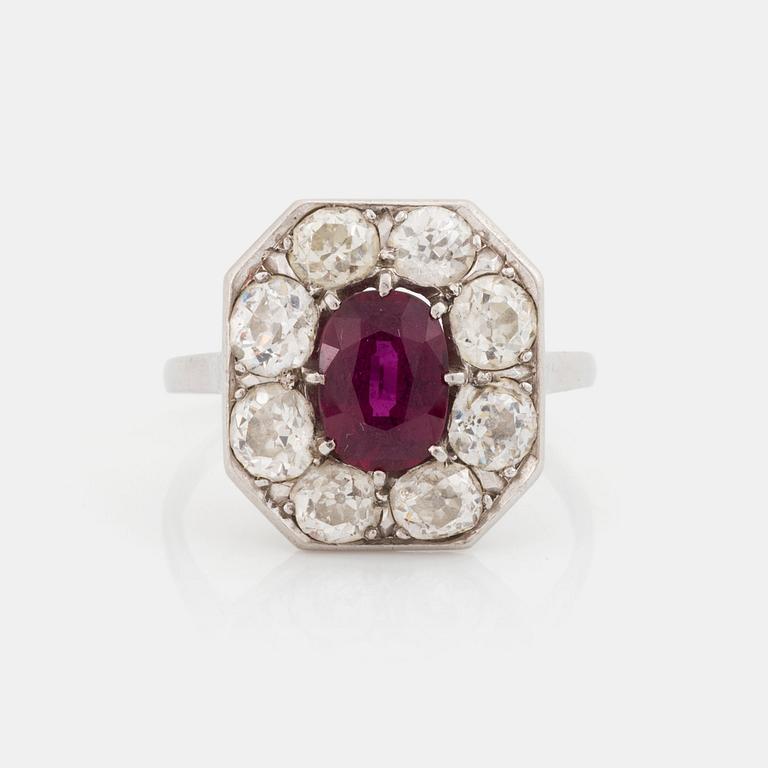 Ring 18K vitguld med en fasettslipad rubin samt gammalslipade diamanter.