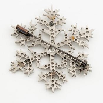 Brosch i form av en snöflinga, design av Alma Pihl, för Fabergé.