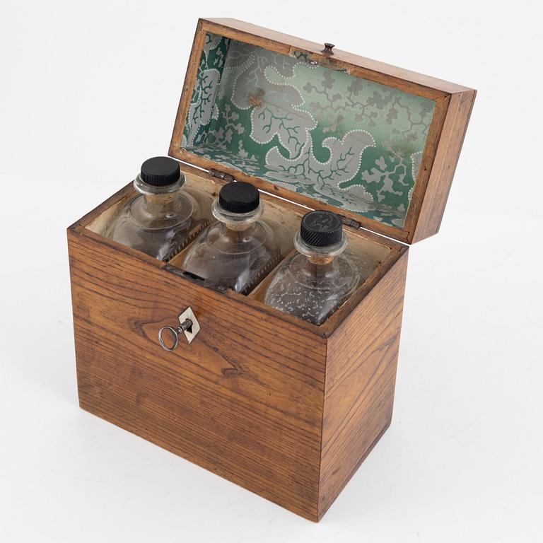 Brännvinsflaskor, 3 st, i schatull, Cederbergs Glasbruk, 1800-talets första hälft.