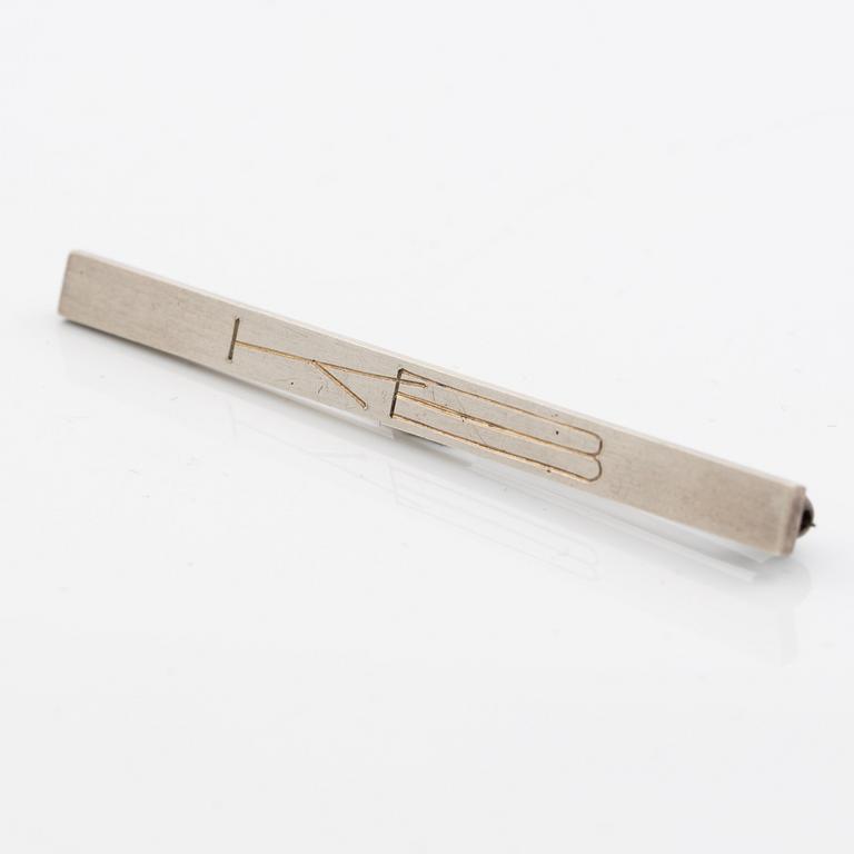 Wiwen Nilsson, brosch med monogramgravyr, sterlingsilver, Lund 1949.