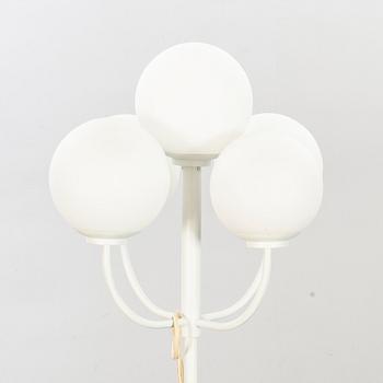 A 1980'S FLOOR LAMP.