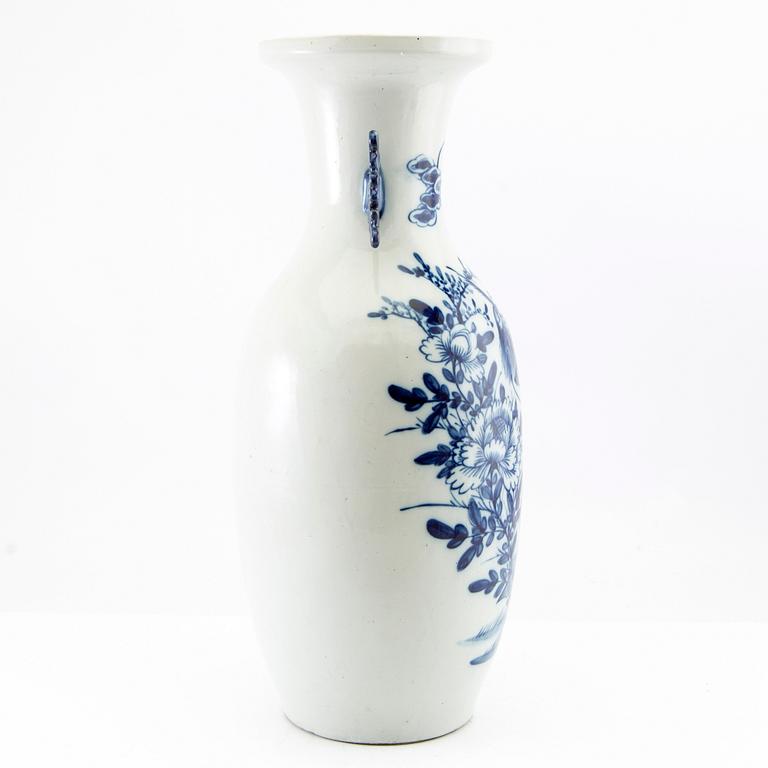 A blue and white Chinese vase, 20th century.