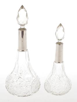 KARAFFER, 2 st, silver och glas, England London, troligen sent 1800-tal.