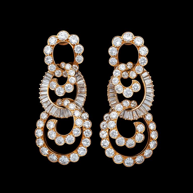 ÖRHÄNGEN, Van Cleef & Arpel med olikslipade diamanter, tot. 15 ct.