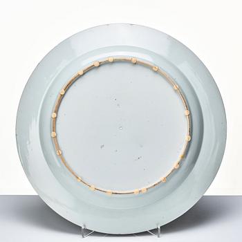 A large blue and white export serving dish, Qing dynasty, Qianlong (1736-95).