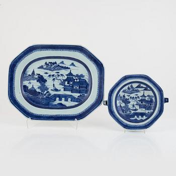 A blue and white serving dish and a hot water serving dish, Qing dynasty, Jiaqing (1796-1820).