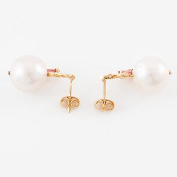 Earrings, Mandelstam, 18K gold with cultured freshwater pearls, pink tourmalines, and brilliant-cut diamonds.