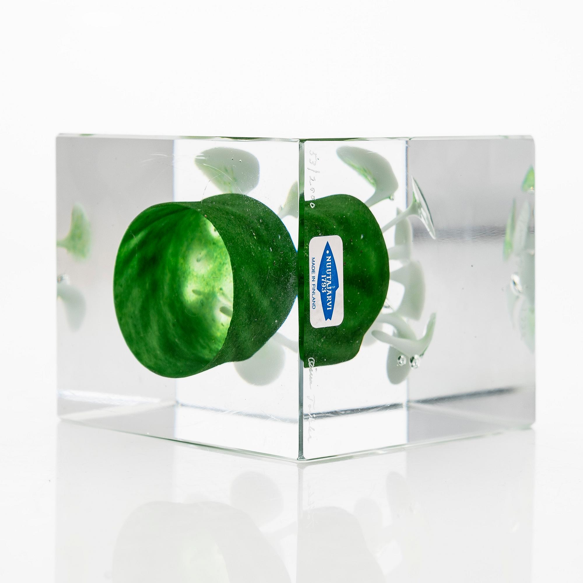 Oiva Toikka, årskub 1992, signerad Oiva Toikka Nuutajärvi 1992, numrerad 53/2000.