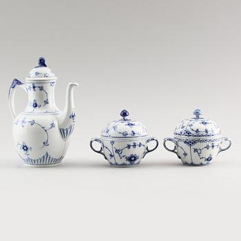 KAFFEKANNA OCH SOCKERSKÅLAR, 2 st, porslin, "Musselmalet", Royal Copenhagen och Bing & Gröndahl.