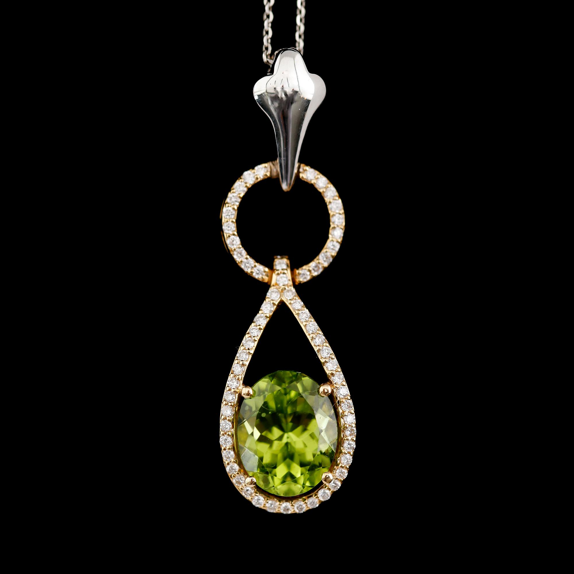 COLLIER, 18 k guld och vitguld, peridoter 3.07 ct, briljantslipade diamanter totalt 0.32 ct. Total vikt ca 5 g.