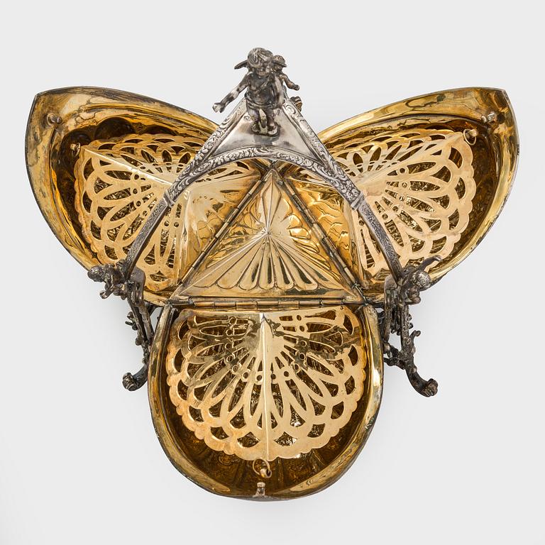 Biscuit / bread warmer, silver, Holland, later half of the 20th century.