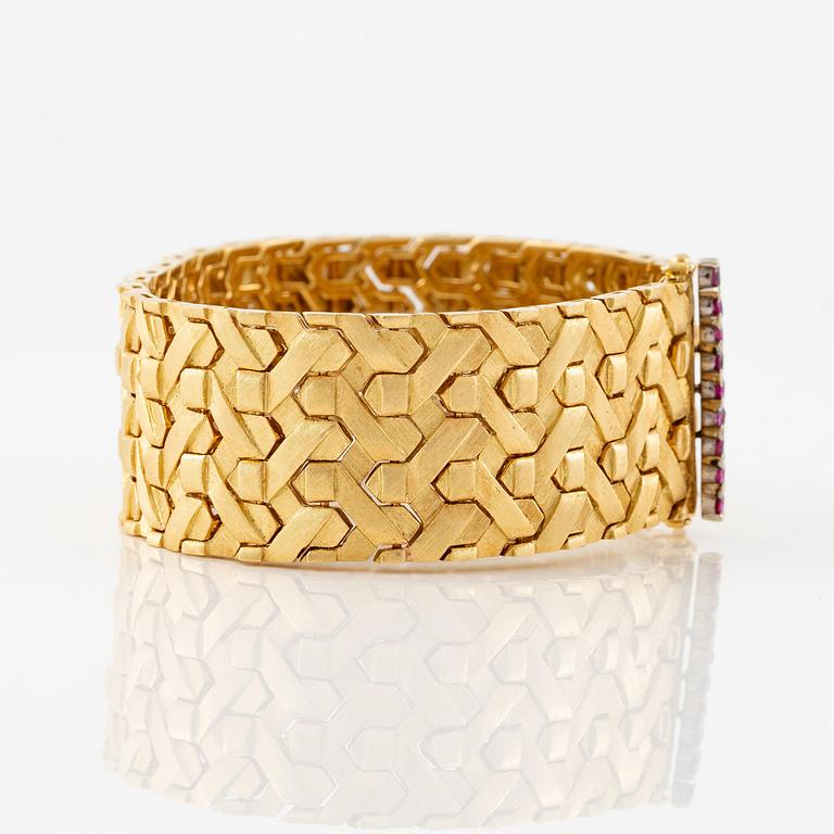 A bracelet in 18K gold with eight-cut diamonds and pink stones.
