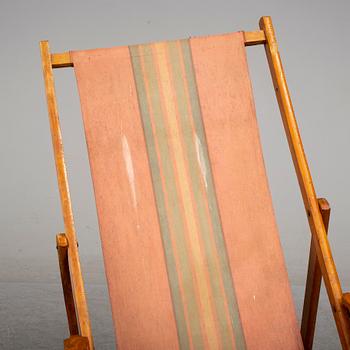 A pair of second half of the 20th century beachchairs.