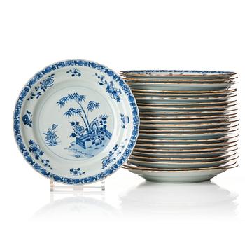 1069. A set of 23 blue and white dishes, Qing dynasty, Qianlong (1736-95).