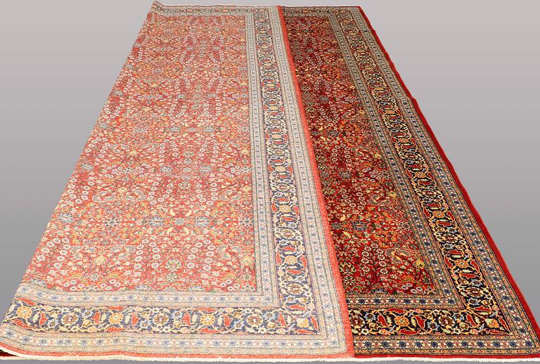 A Tabriz carpet, approx. 490 x 320 cm.