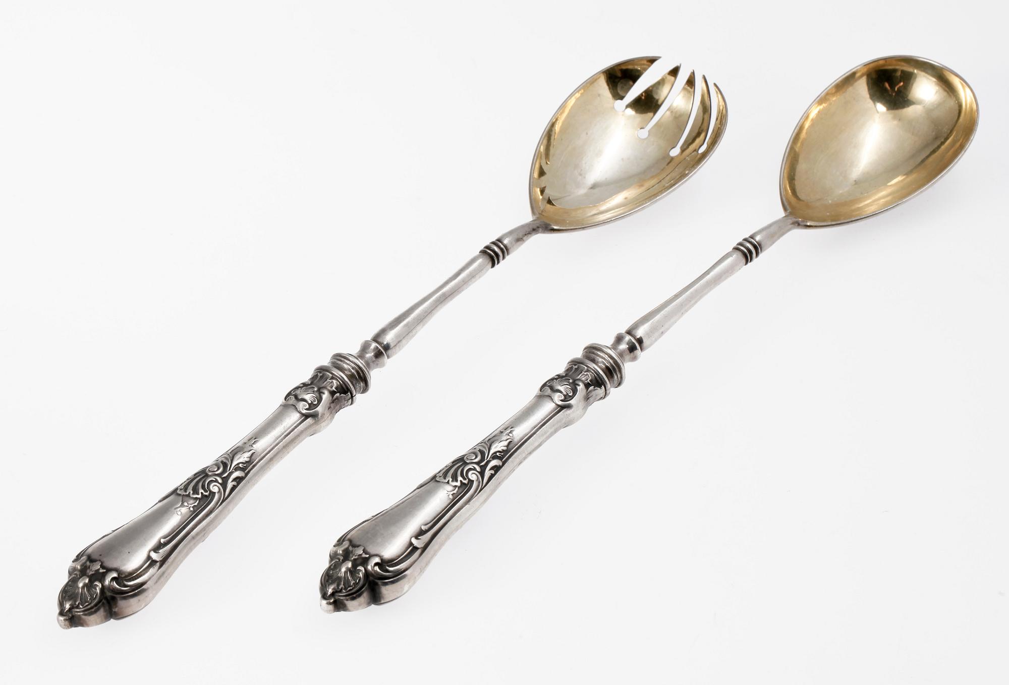 SALLADSBESTICK, ett par. Silver, Ryssland, tidigt 1908-1917. Totalvikt ca 270 gram.