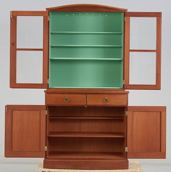 VITRINSKÅP, ur "Triva-serien", design Kerstin Hörlin Holmquist för Nordiska Kompaniet.