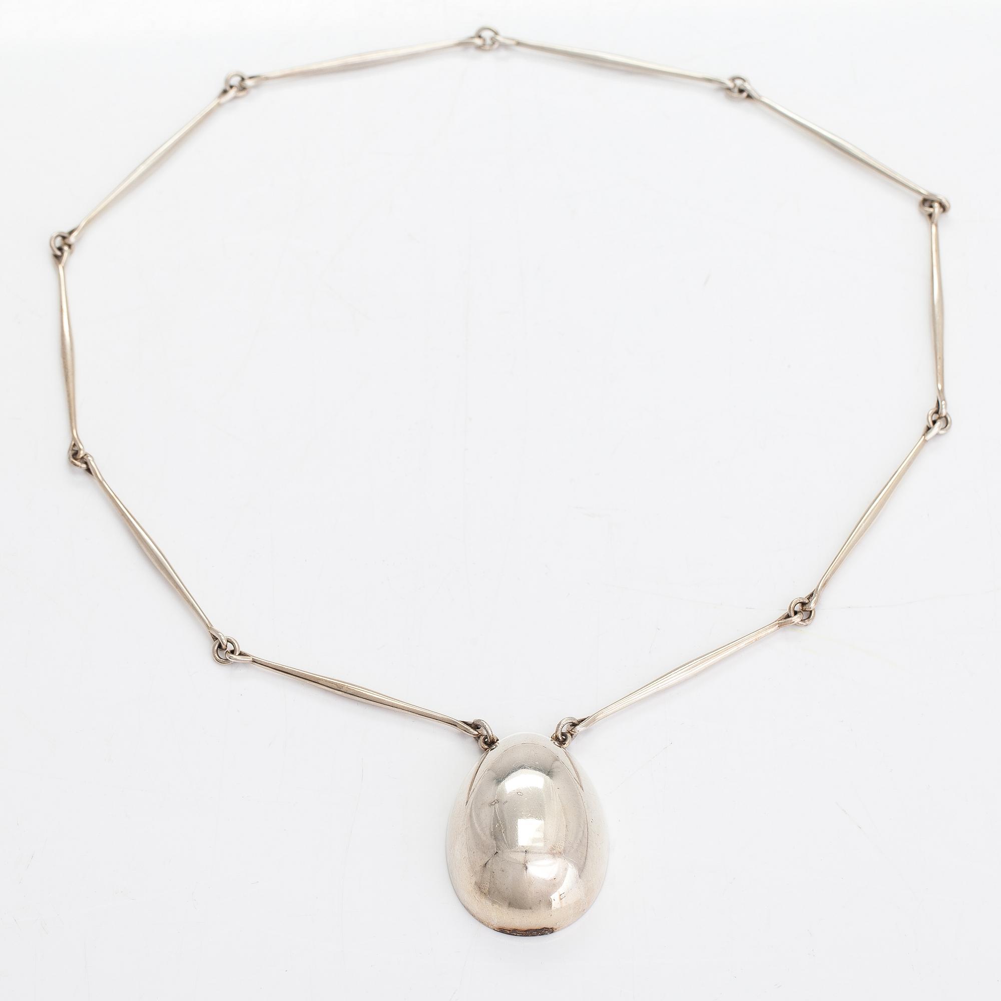Georg Jensen/Astrid Fog, a sterling silver necklace. Model no. 122.