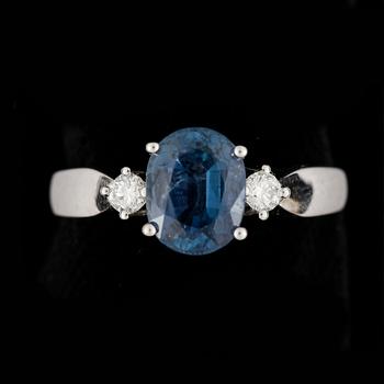 RING, 18k vitguld med safir ca2,01ct och briljantslipade diamanter tot ca0,16ct. Vikt ca3,73g.