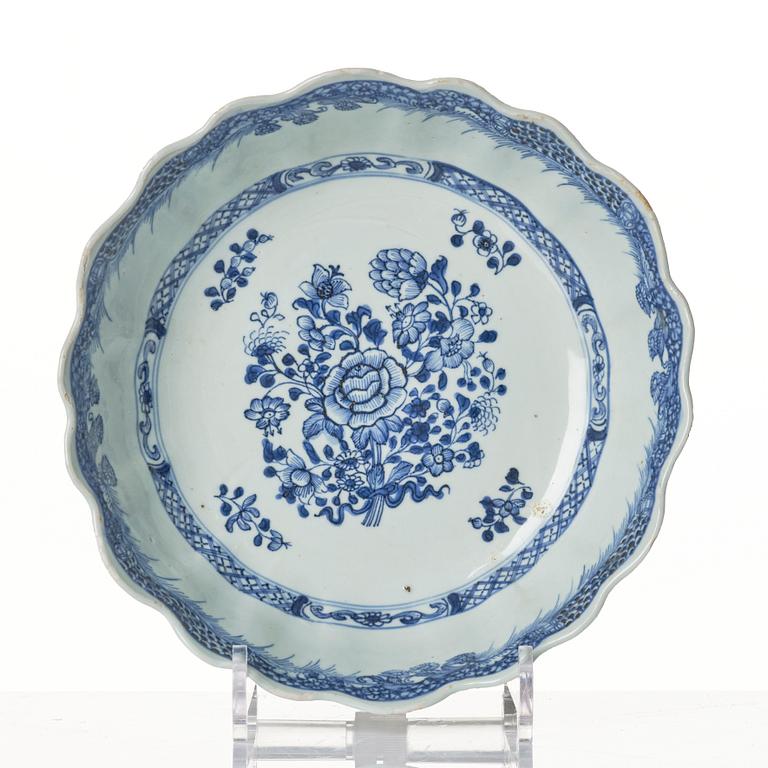 A blue and white bowl and six dessert dishes, Qing dynasty, Qianlong (1736-95).