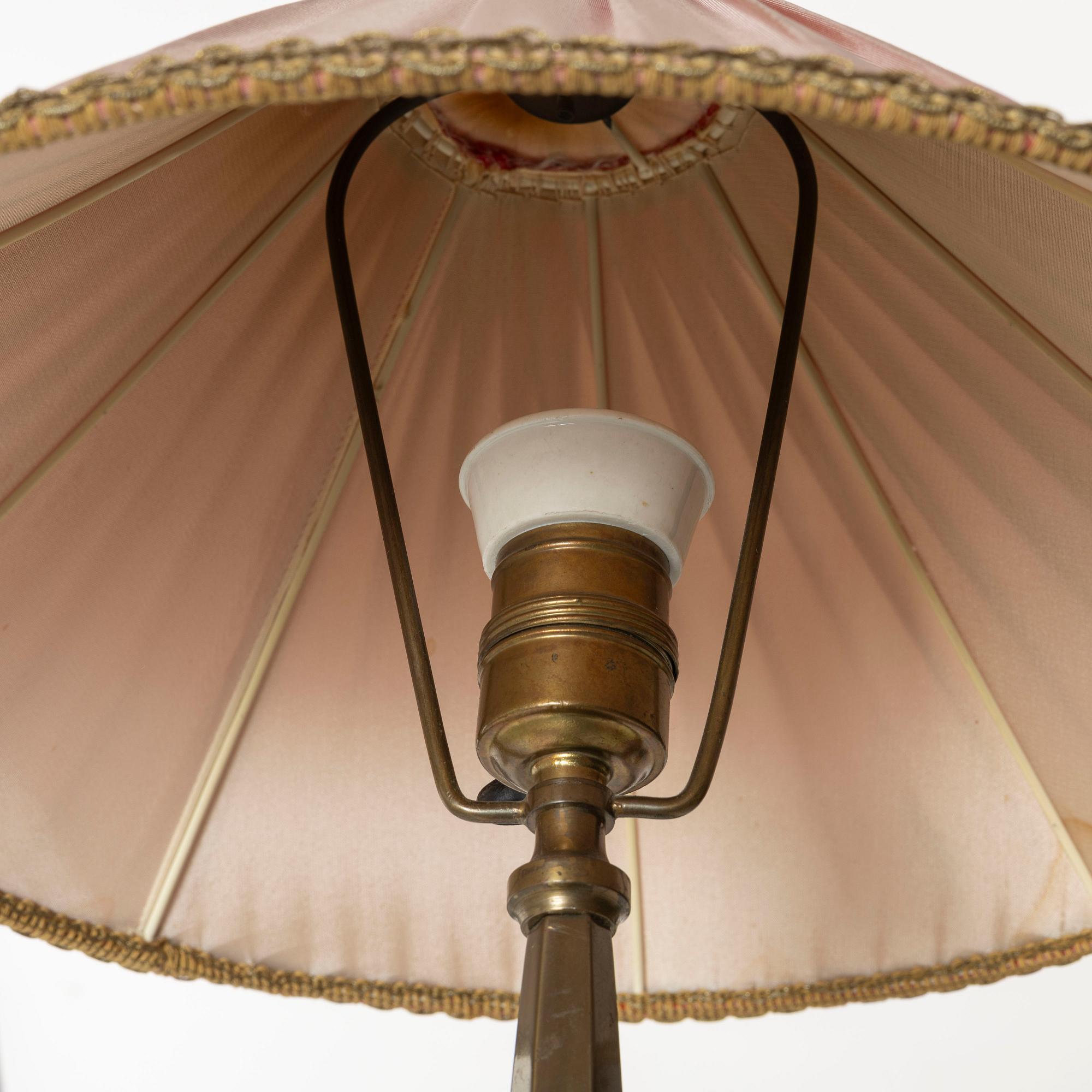 Harald Notini, bordslampa, modell "6893", Arvid Böhlmarks Lampfabrik, Stockholm, 1920-tal.