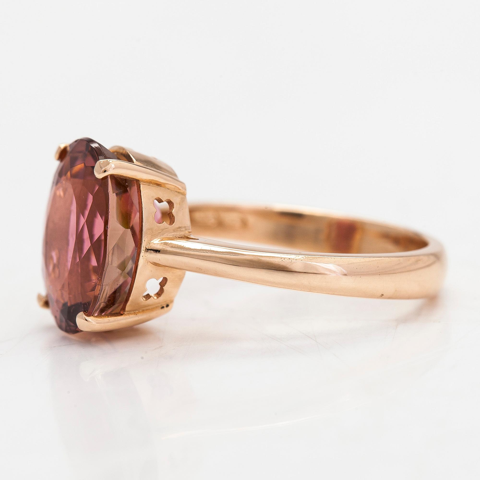 Ring, 14K guld med en oval turmalin.