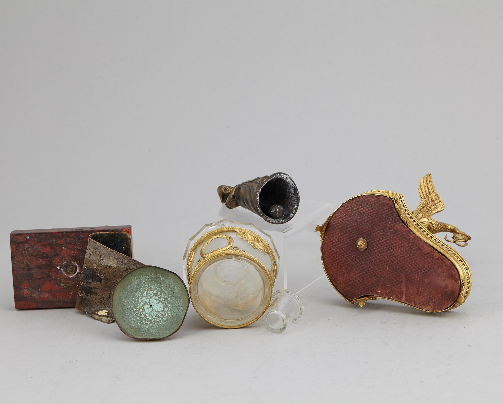 PRYDNADSFÖREMÅL, 4 st, 1800/1900-tal.