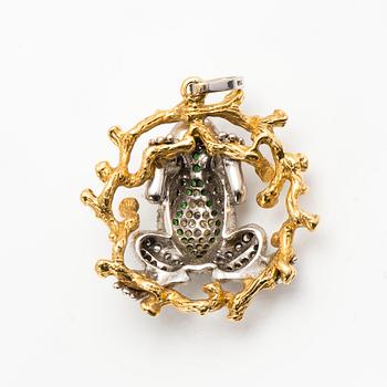 An 18K white and yellow gold pendant with brilliant cut diamonds ca. 0.87 ct in total, green garnets, yellow sapphires.
