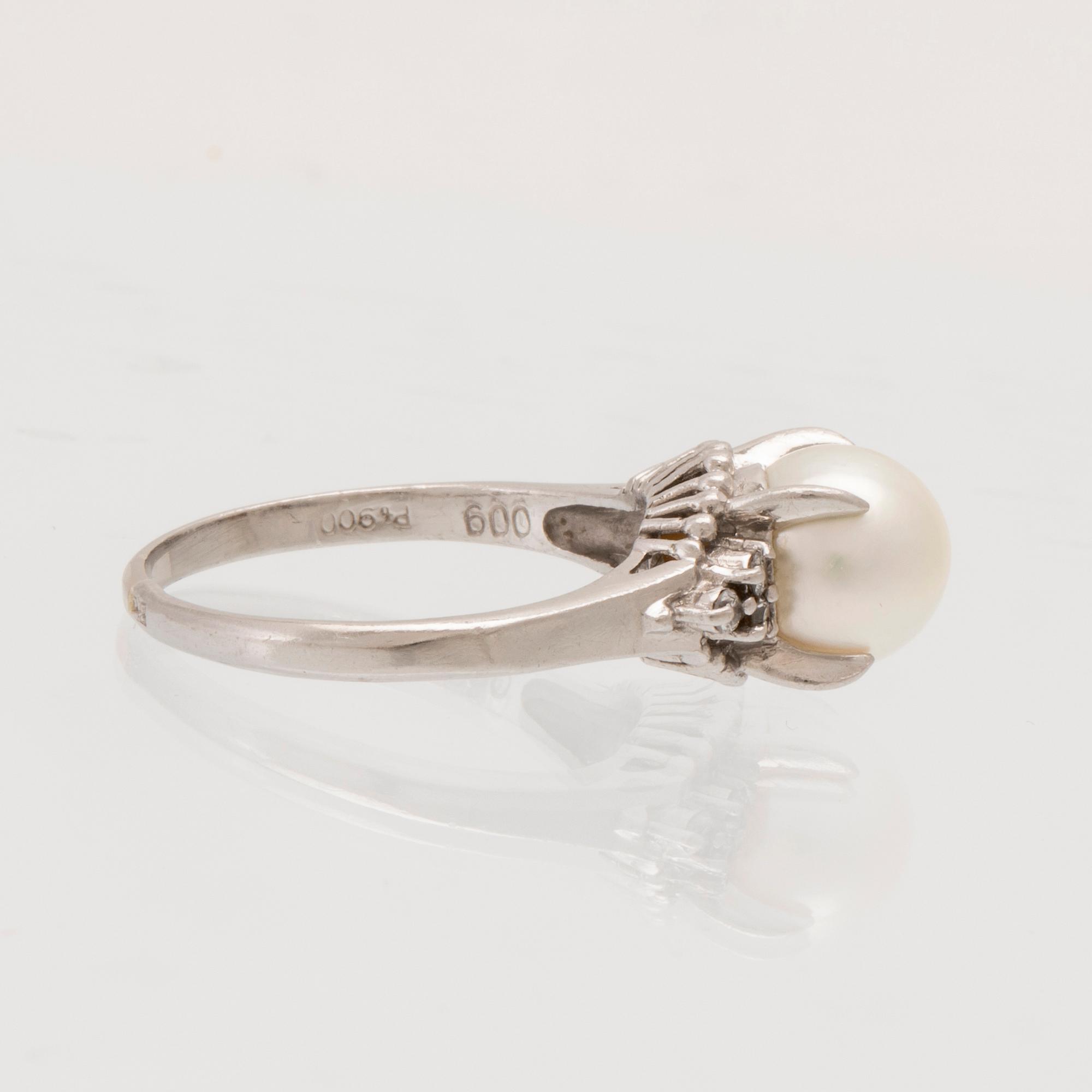 Ring in 900 platinum with a cultured pearl and round brilliant-cut diamonds.