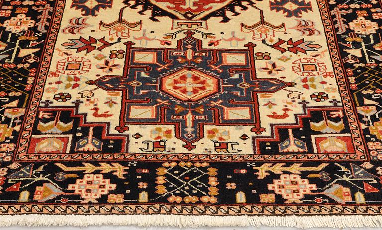 A Heris carpet, approx. 211 x 140 cm.