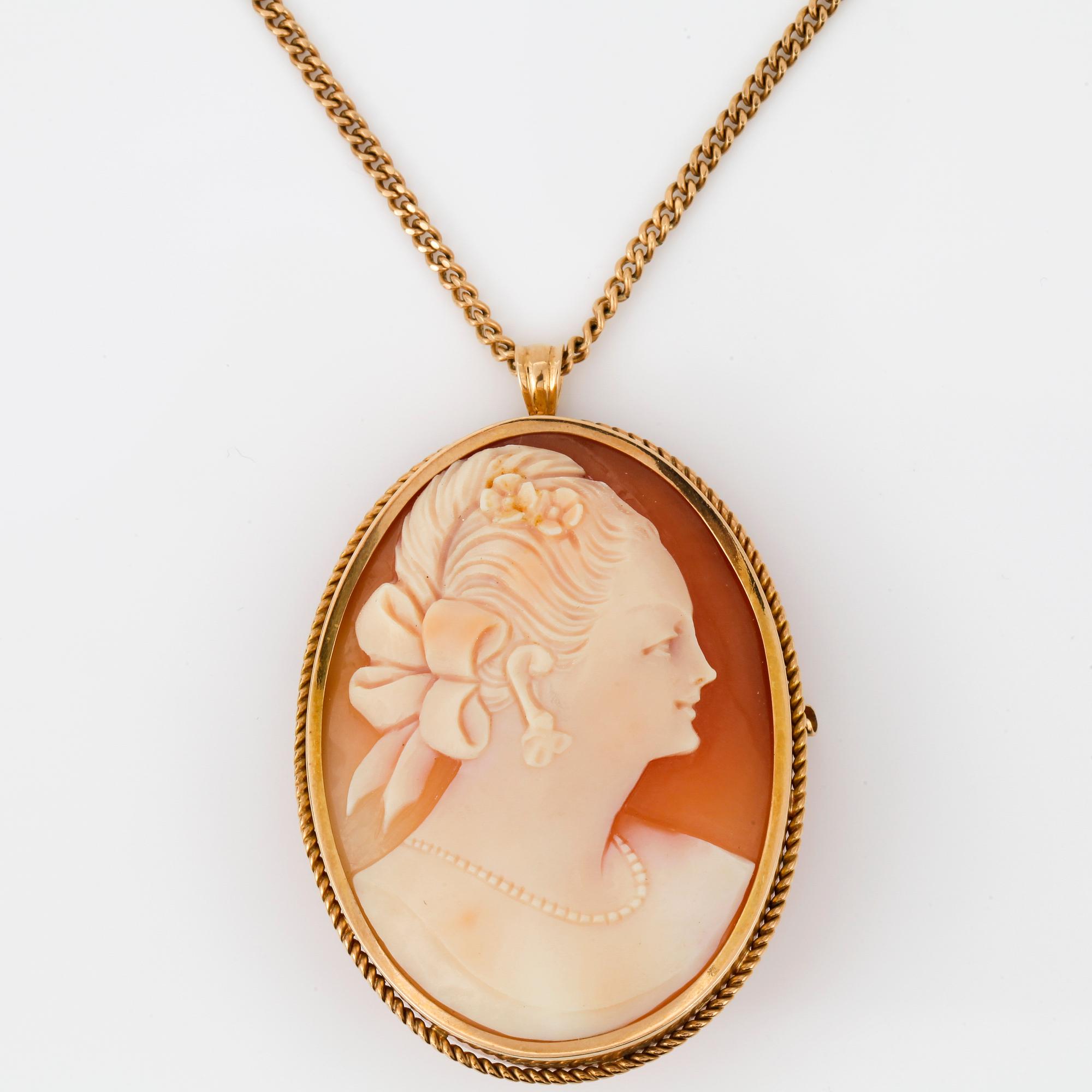 HÄNGE, 18 k guld med kamé, 1946. Totalvikt ca 20 gram.