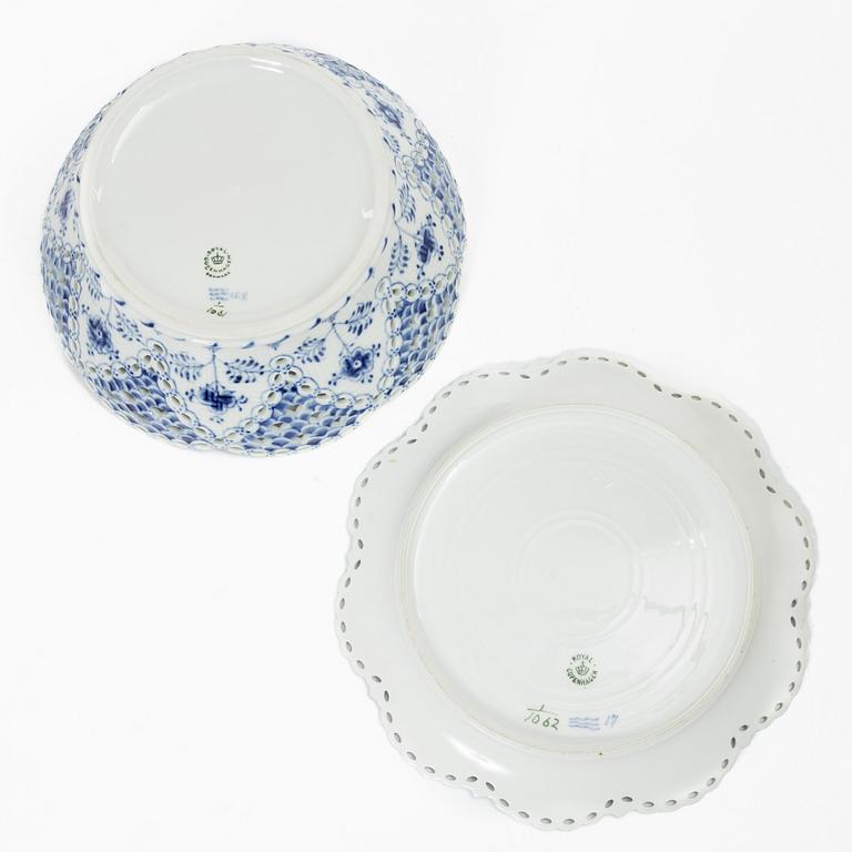 Royal Copenhagen, A 'Musselmalet Full Lace' bowl on a dish, Denmark 1942 and around the year 1900.