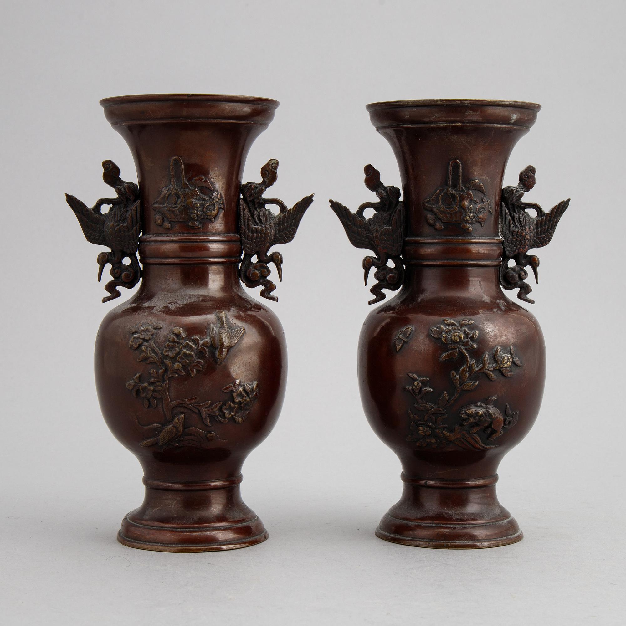 Vaser, ett par, koppparlegering. Japan, Meiji (1868-1912).