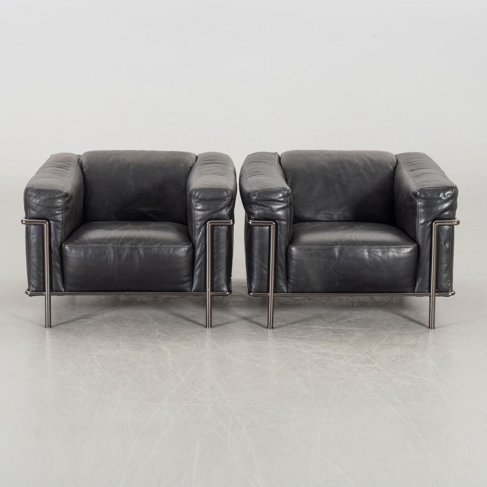A PAIR OF NATUZZI LEATHER ARMCHAIRS, end of 20th century.