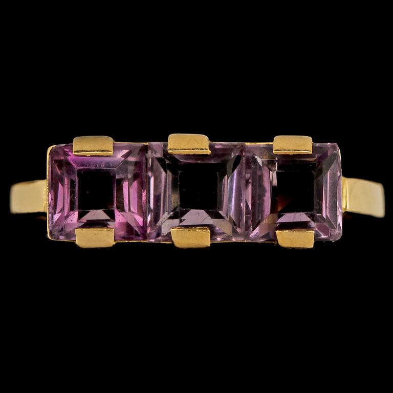 RING, 18k guld med 3 fasettslipade ametister, Stigbert, Stockholm, 1952. Vikt 3 g.