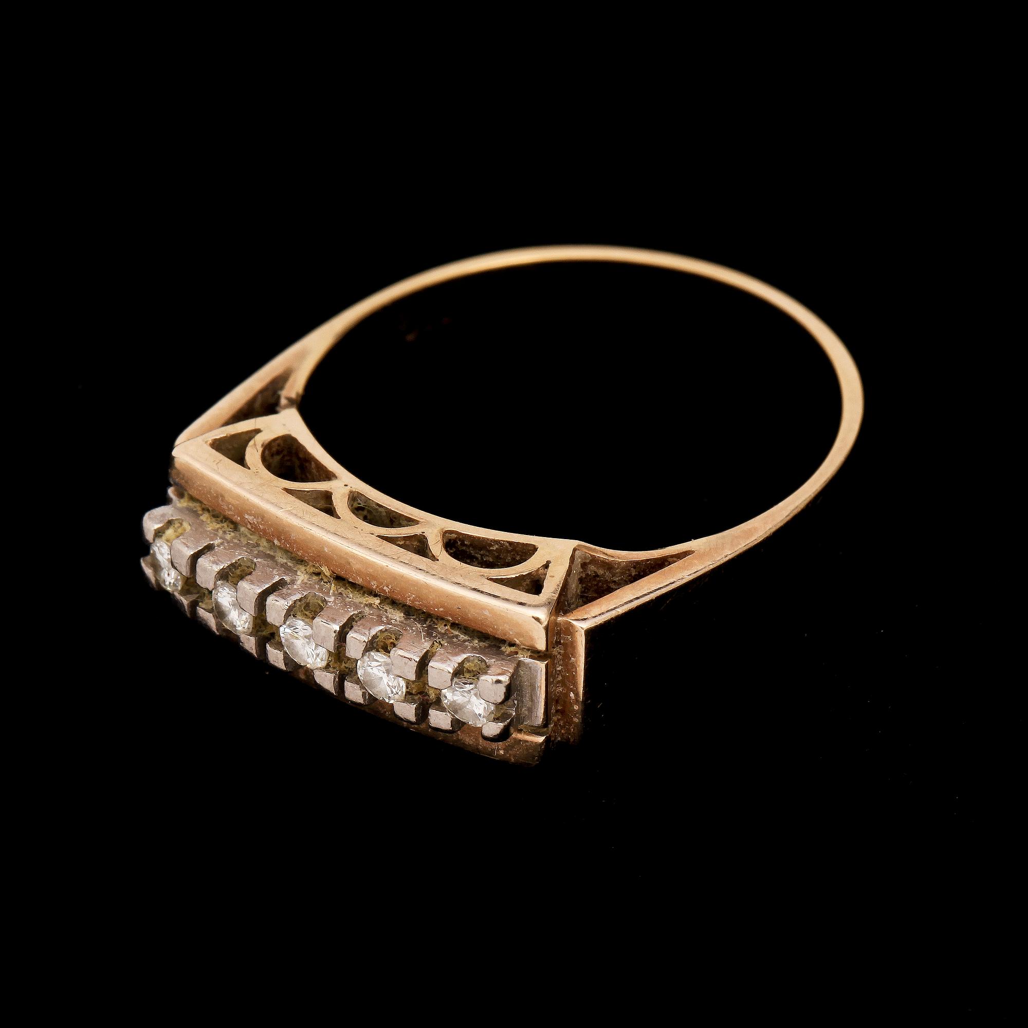 RING, 14k guld med 5 små briljantslipade diamanter. Vikt 6 g.