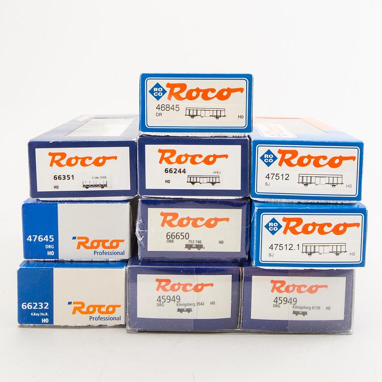 1 Roco trainset 61410, 2 wagon sets and 20 wagons.
