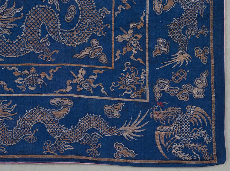 CUSHION COVER, silk. Late Qing dynasty. 92,5 x 96,5 cm.