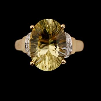 RING, 10K guld och vitguld, kvarts och mindre åttkantslipade diamanter.