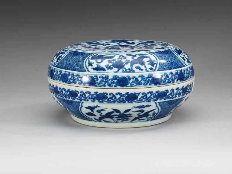 SKÅL med LOCK, porslin. Kina, Mingstil med Wanlis märke. Troligen sen Qingdynasti.