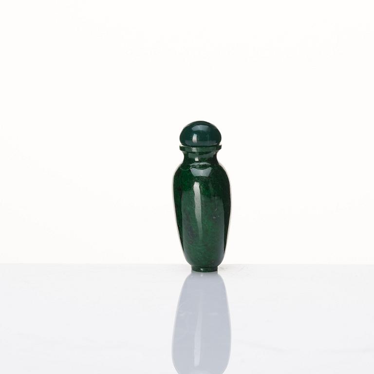 A Chinese jade snuff bottle with stopper, 20th century.